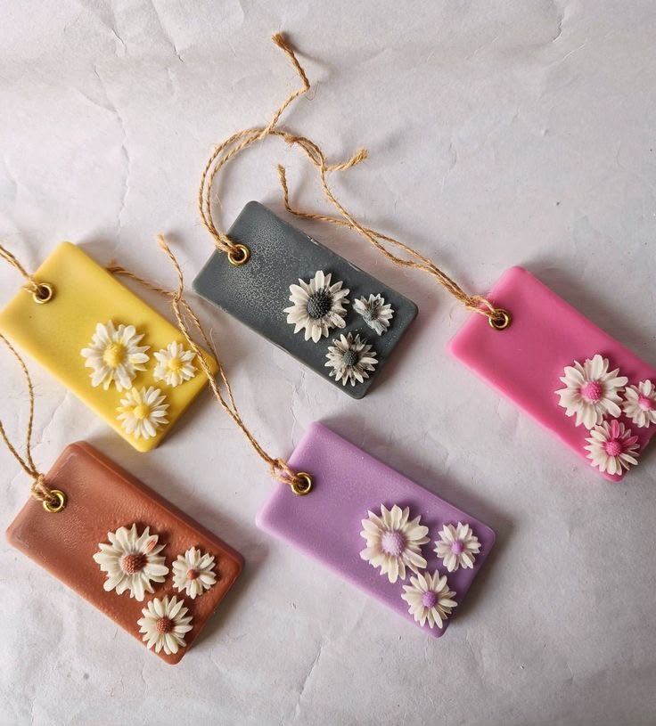 Daisy Wax Sachet — Hanging Aroma Tablet by Decortales